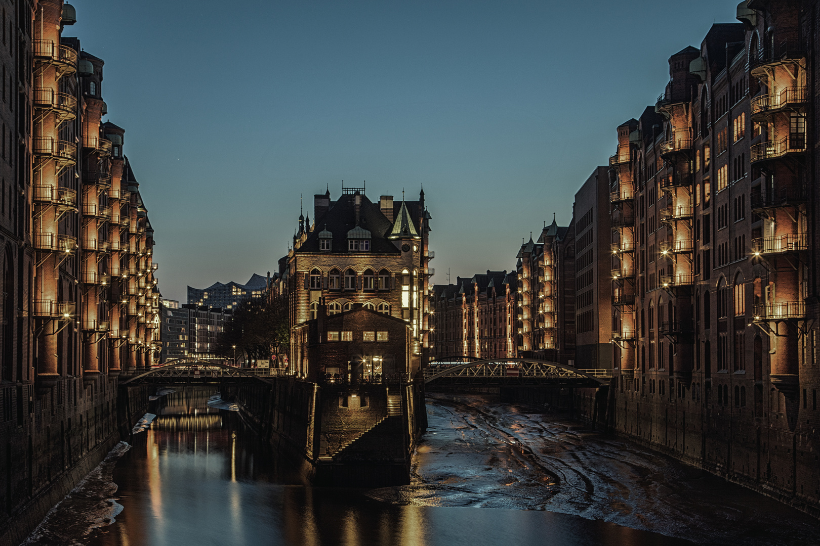 Wasserschloss zur blauen Stunde