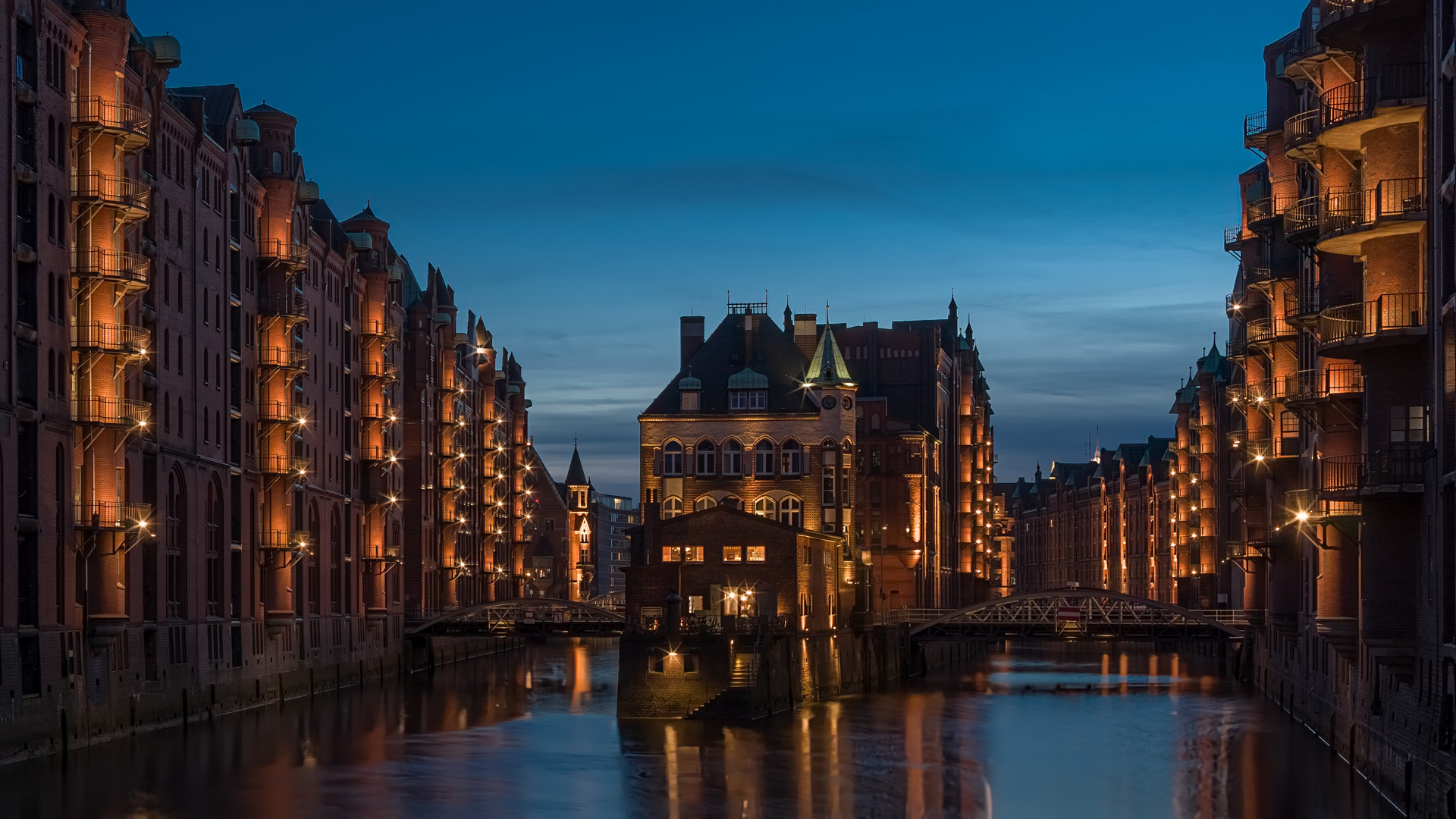 Wasserschloss zur blauen Stunde