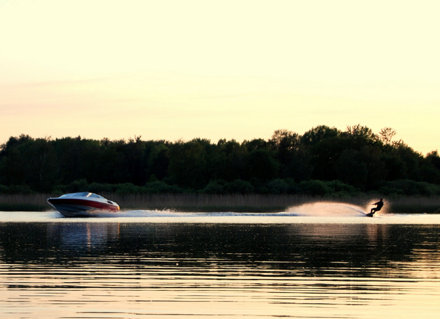 Wasserski am Abend