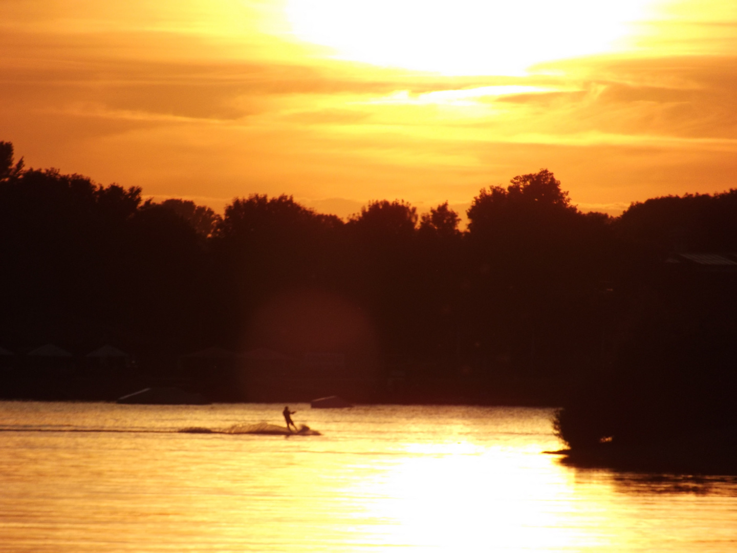 Wasserski im Sonnenuntergang