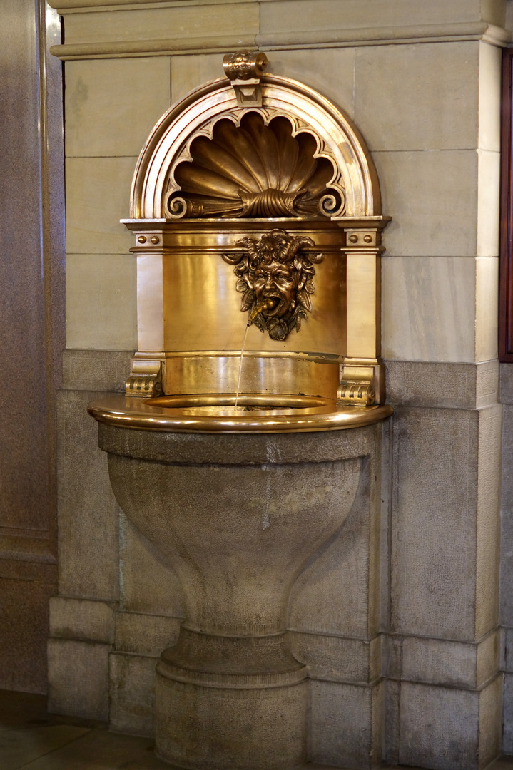 Wasserspender im Foyer vom Rathaus