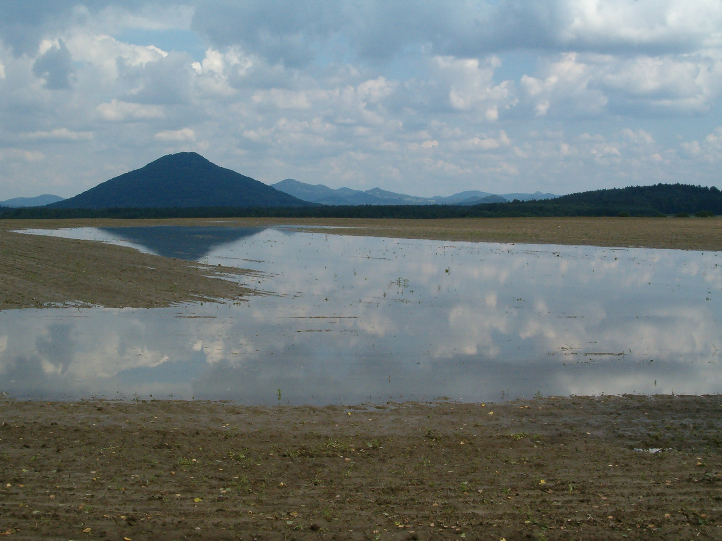 Wasserspiegel statt Feld.