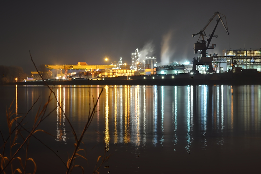 Wasserspiegelung am Hafen