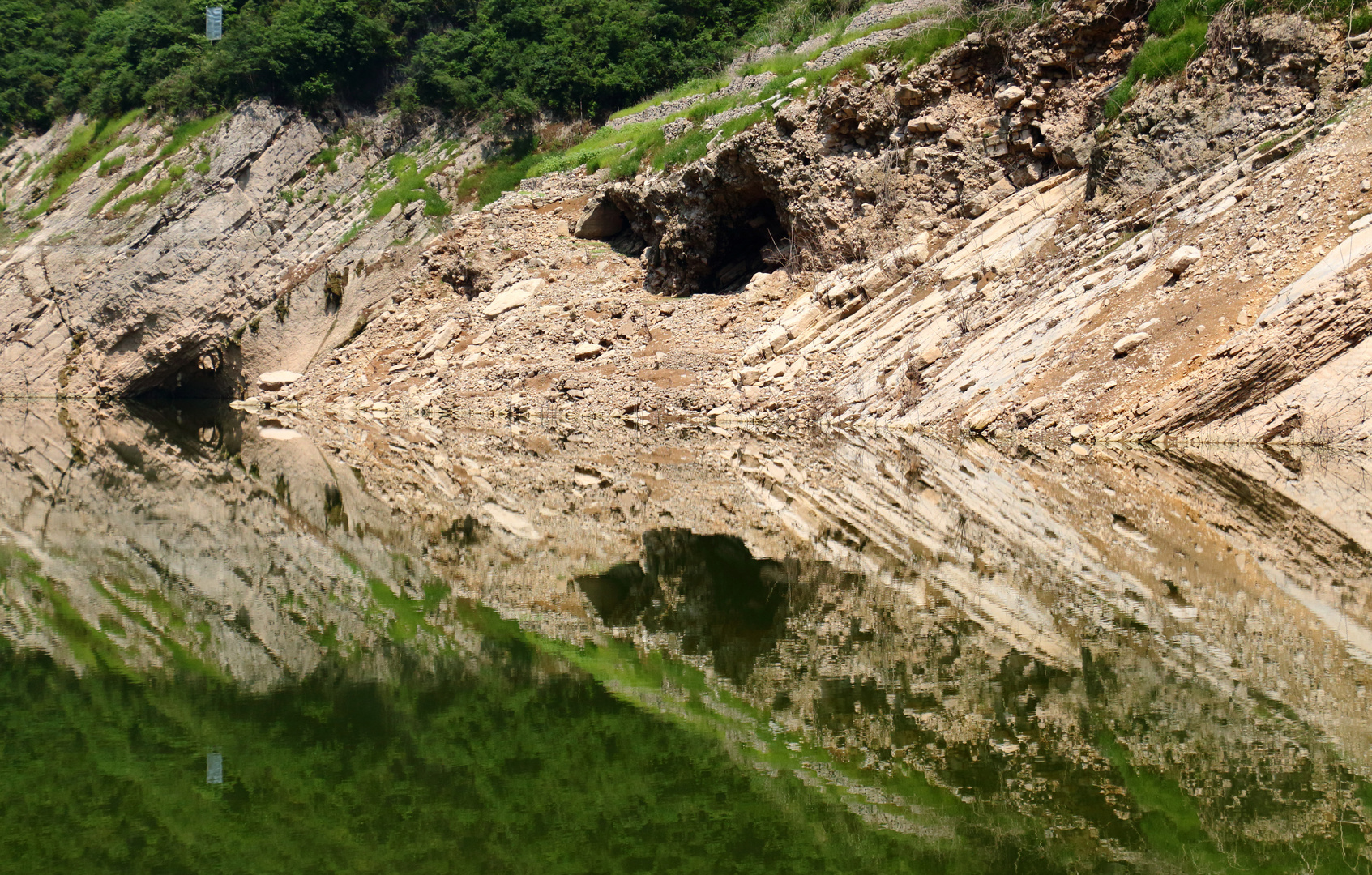 Wasserspiegelung auf einem Seitenarm des Jantze in China