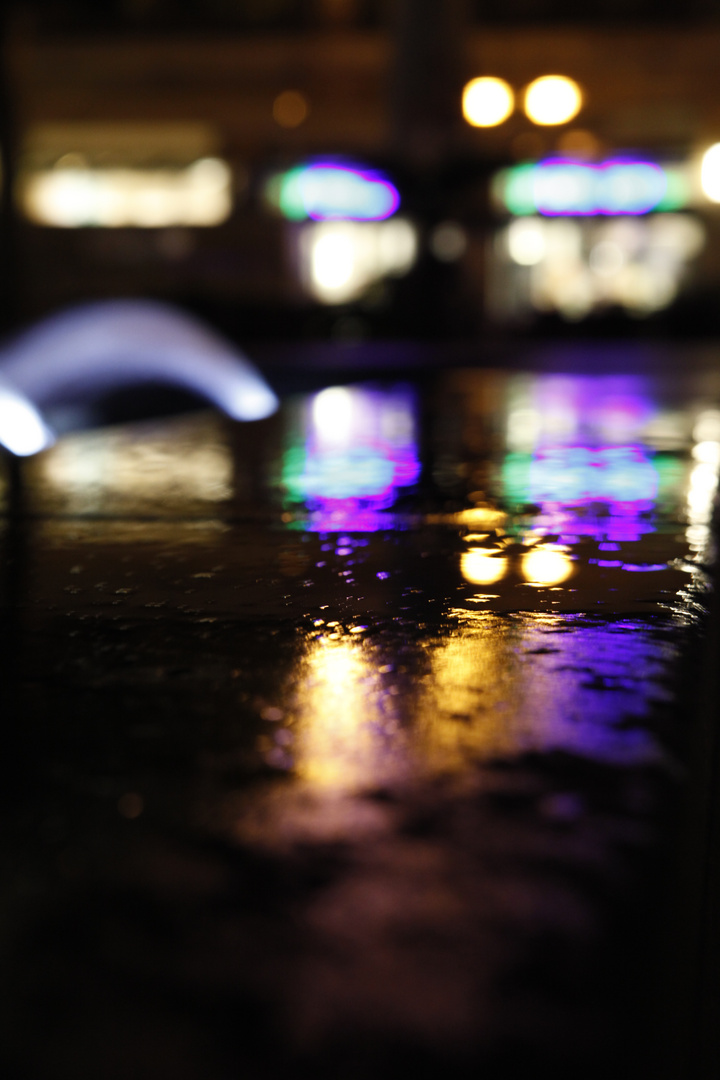 Wasserspiegelung auf Stein