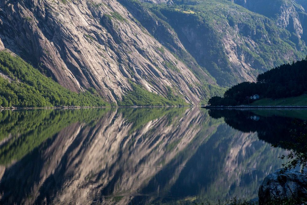 Wasserspiegelung bei Eidfjord