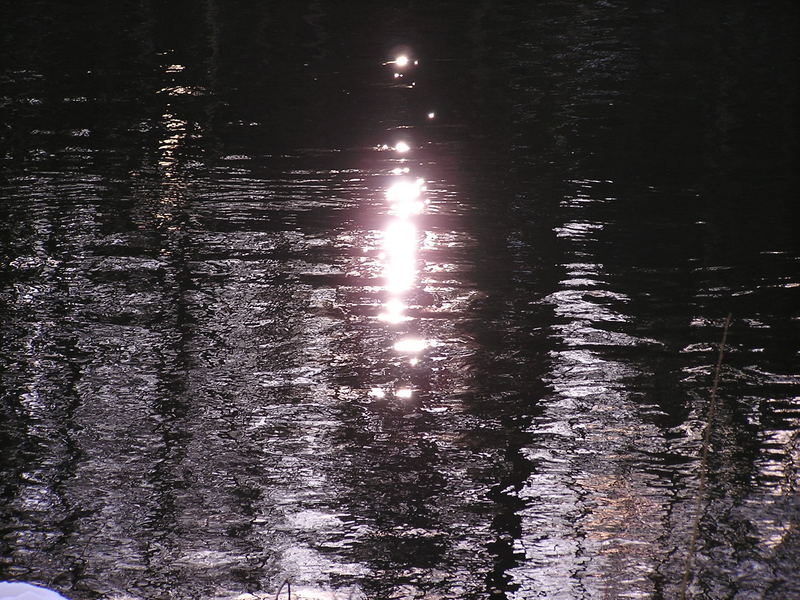 Wasserspiegelung der Sonne