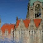Wasserspiegelung des Rathauses Hannover
