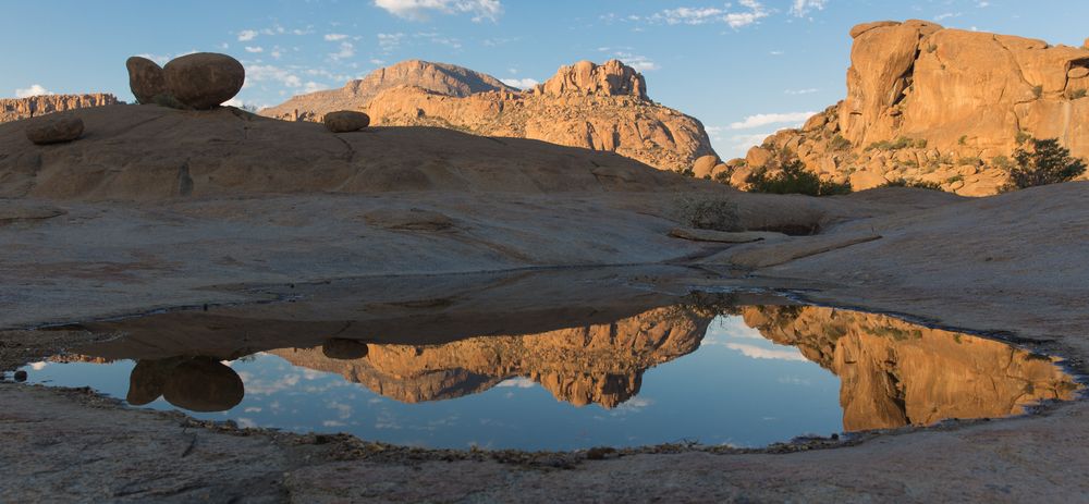 Wasserspiegelung im Erongogebirge, Namibia von Patrick-Hilzi 