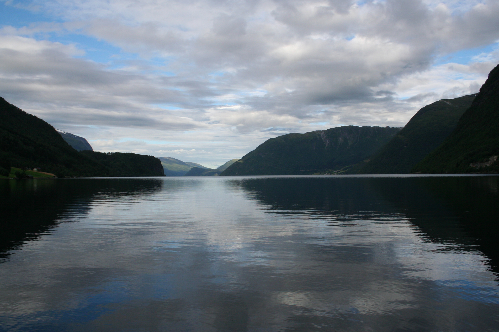 - Wasserspiegelung im Fjord - 