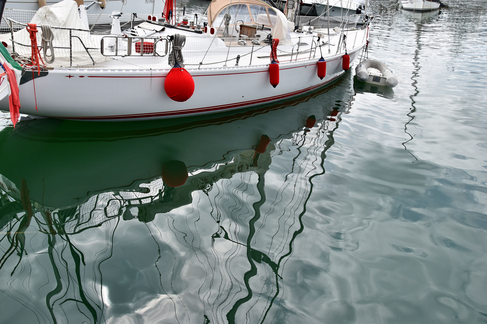 Wasserspiegelung im Yachthafen