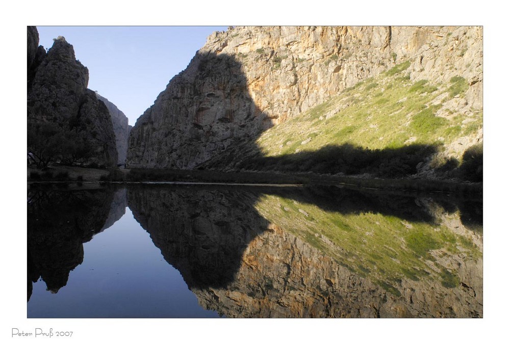 Wasserspiegelung in der Paradiesbucht bei Sa Calobra