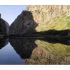 Wasserspiegelung in der Paradiesbucht bei Sa Calobra