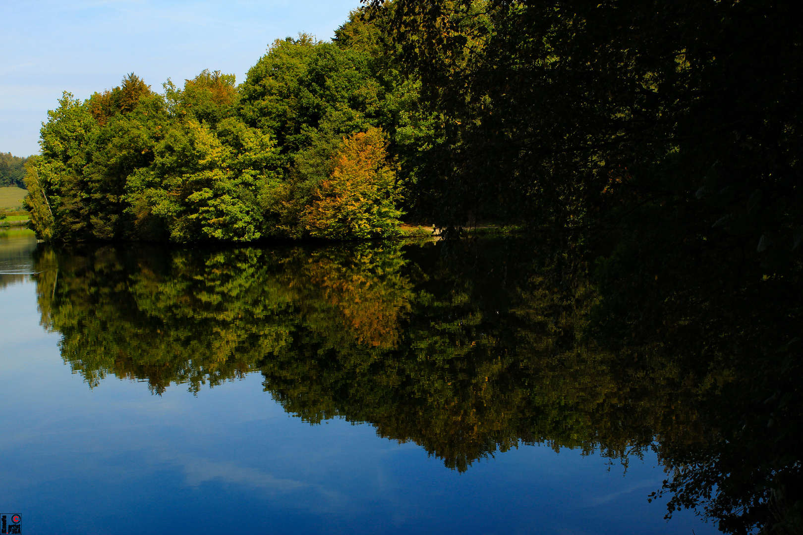 Wasserspiegelung in Herbstfarben, Biggesee