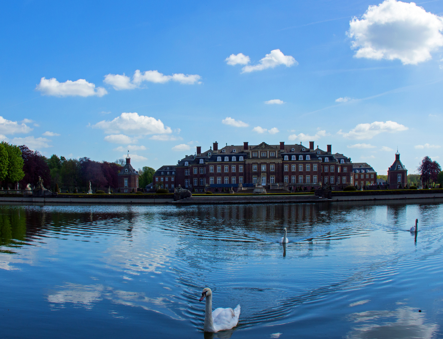 Wasserspieglung am Schloss