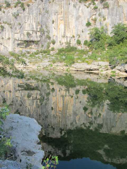 Wasserspieglung Ardeche`` Caynon Südfrankreich July 2013