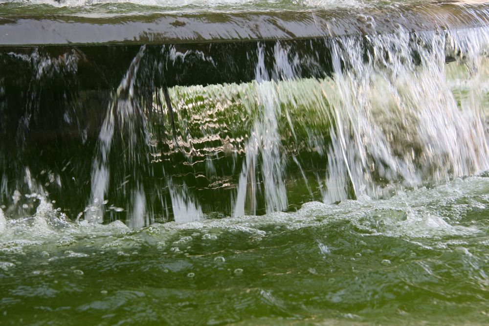 wasserspiel am brunnen