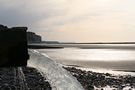 Wasserspiel am Normandie-Strand bei Dämmerlicht von robski 