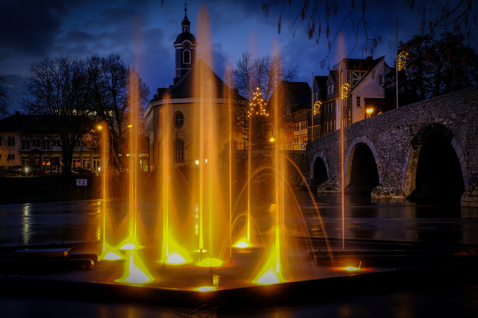 Wasserspiel an der Lahnbrücke