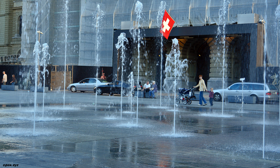 Wasserspiel auf dem Bundesplatz in Bern / CH