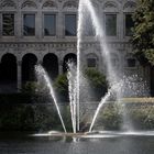 Wasserspiel auf der Ruhr vor Stadthalle