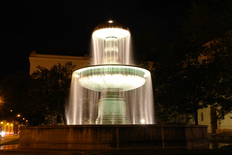 Wasserspiel bei Nacht