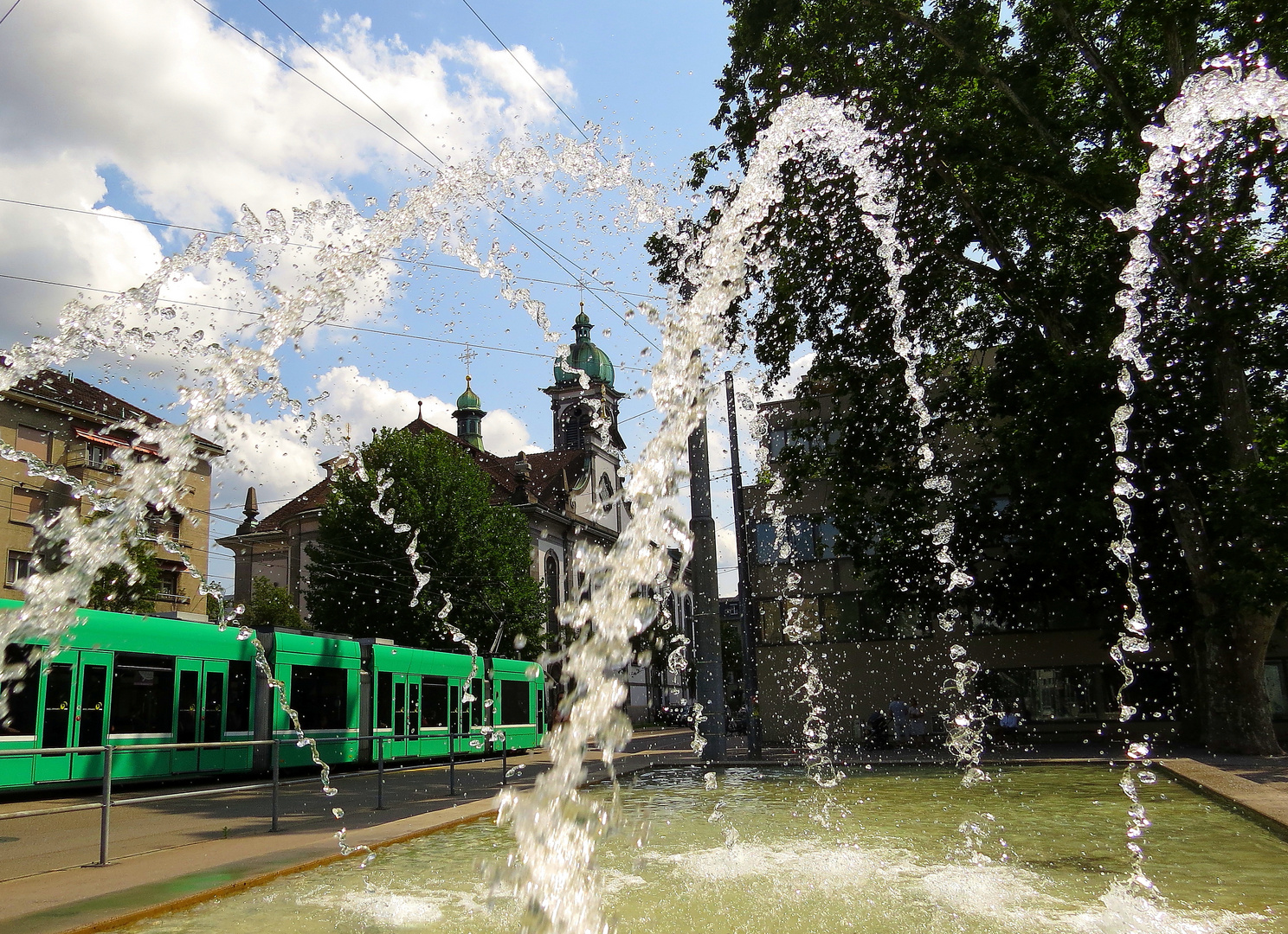 Wasserspiel Drei Rosen mit Josephskirche