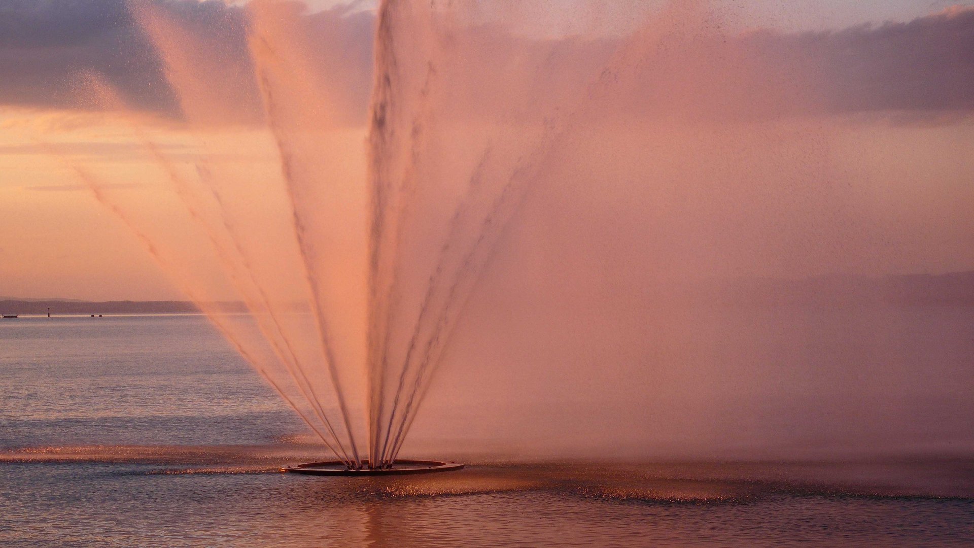 Wasserspiel im Abendlicht