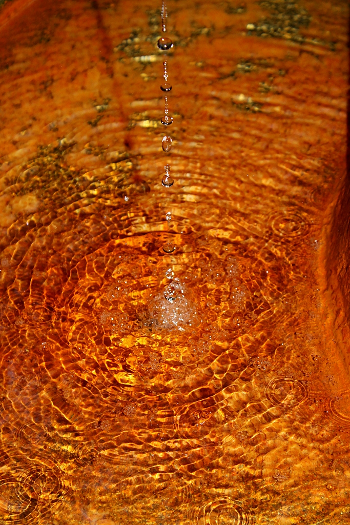 Wasserspiel im Brunnen