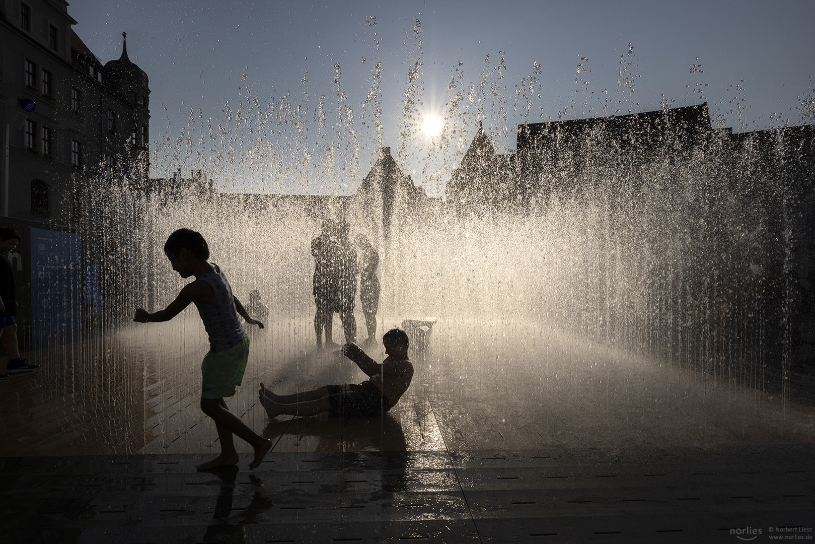 Wasserspiel im Gegenlicht