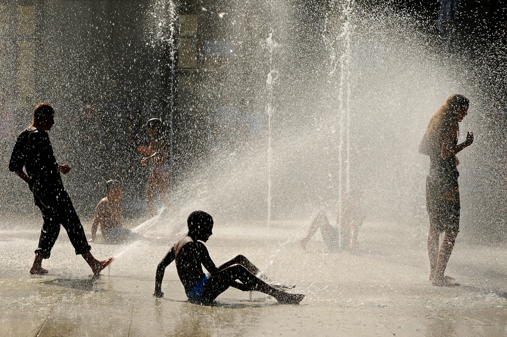 Wasserspiel im Gegenlicht