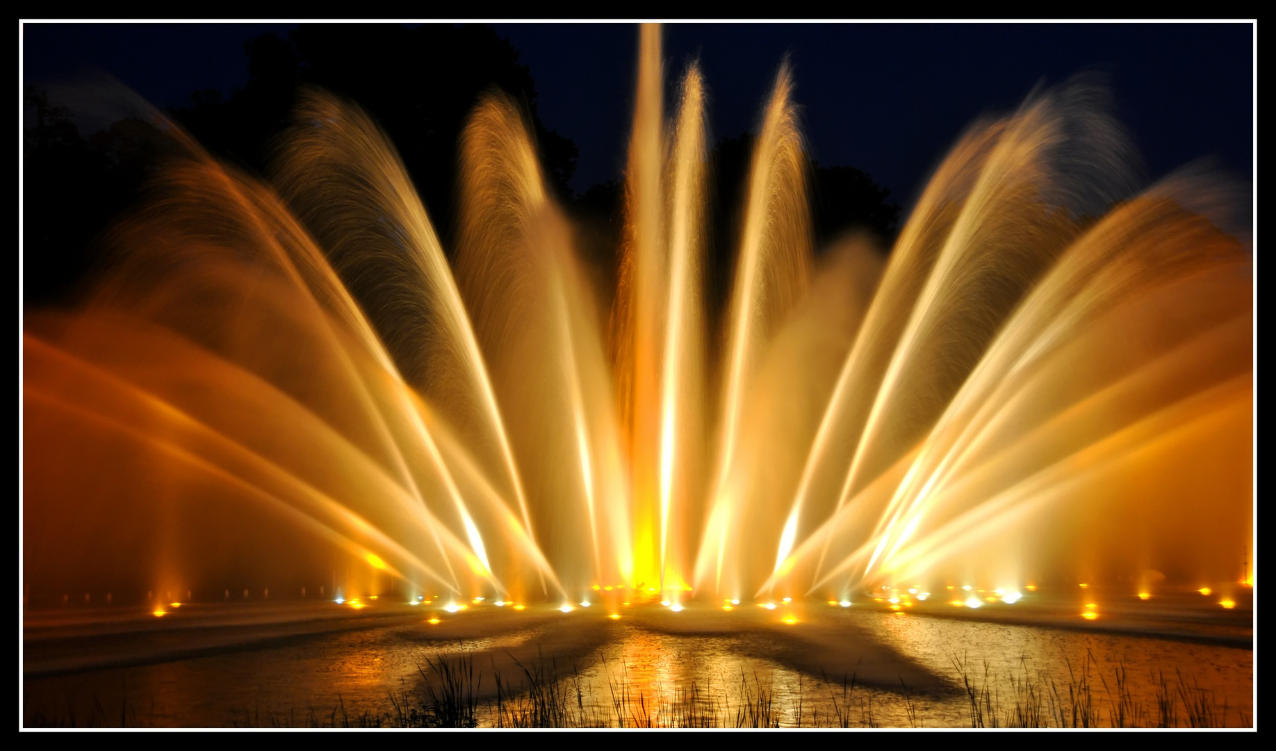 Wasserspiel in gelb-gold