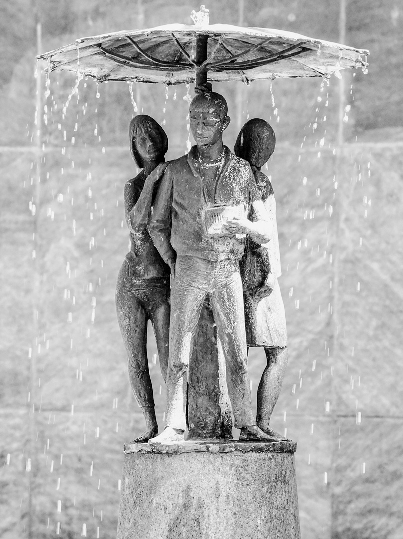 Wasserspiel "Jugendliche im Regen"