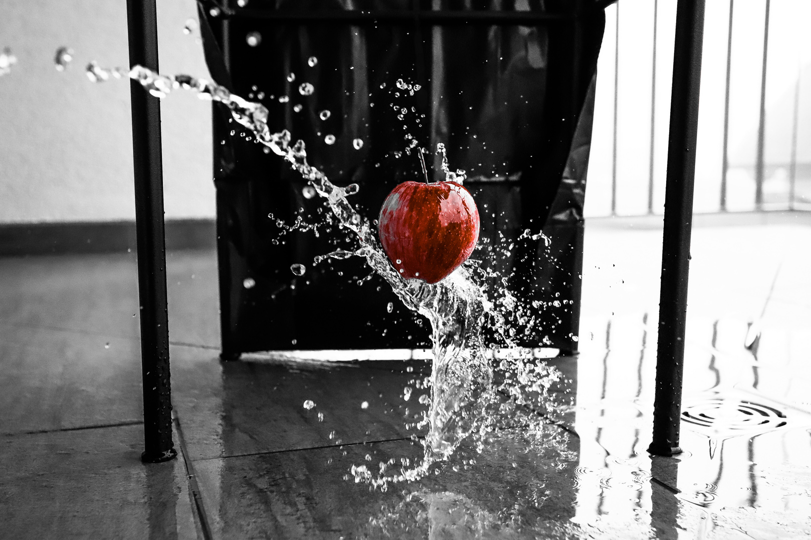 Wasserspiel mit dem Apfel