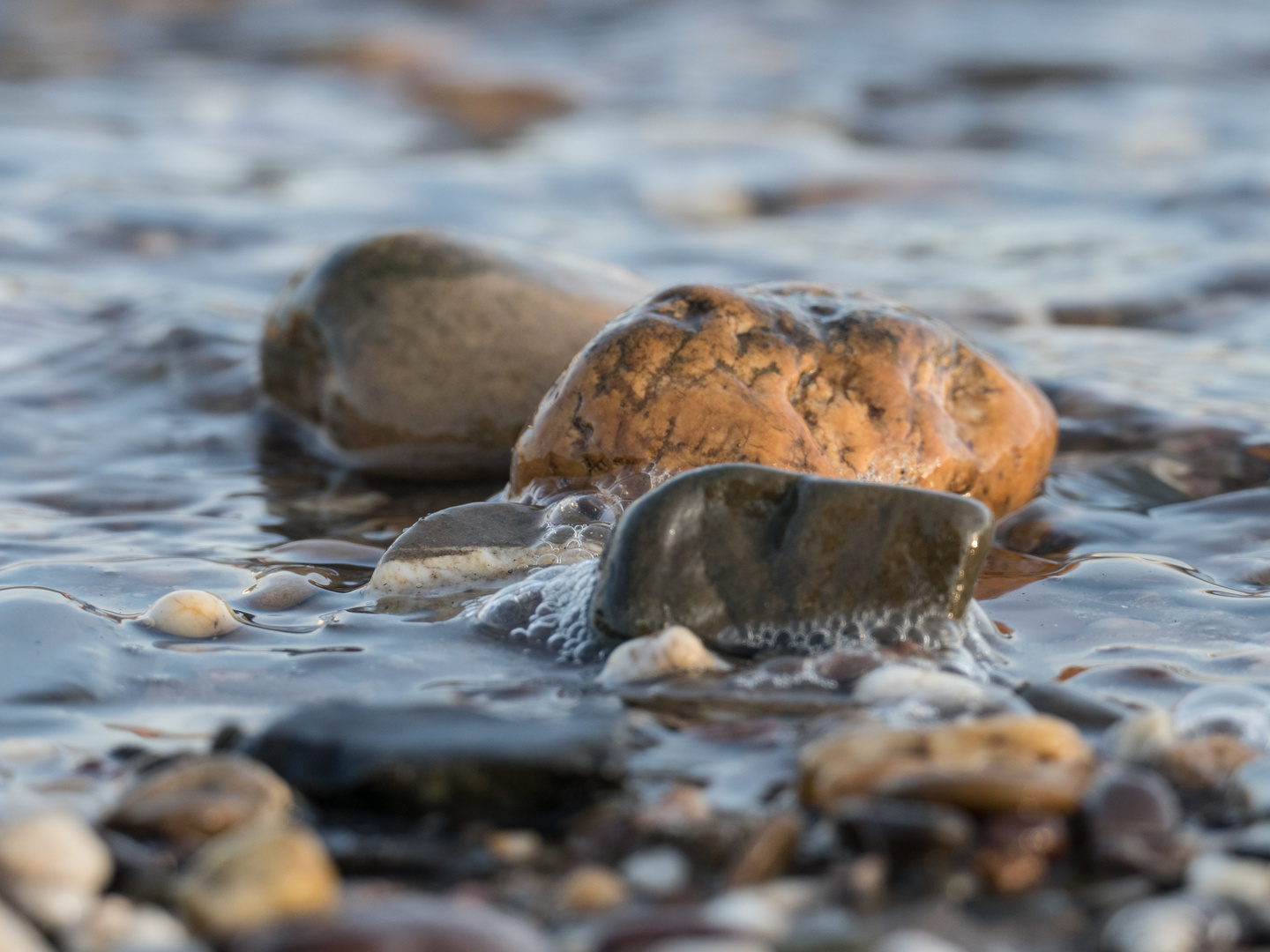 Wasserspiel um Steine am Rhein