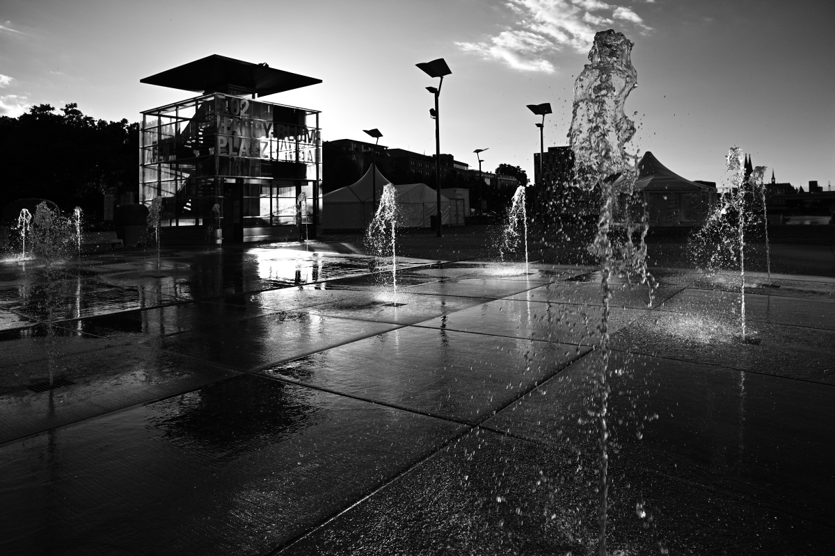 Wasserspiele am Abend - Kölner Rheinauhafen