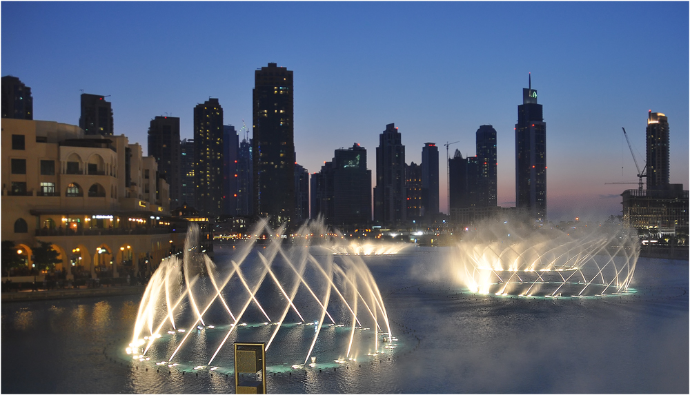 Wasserspiele Am Burj Khalifa Foto Bild Architektur Architektur Bei Nacht Emirate 09 11 Bilder Auf Fotocommunity