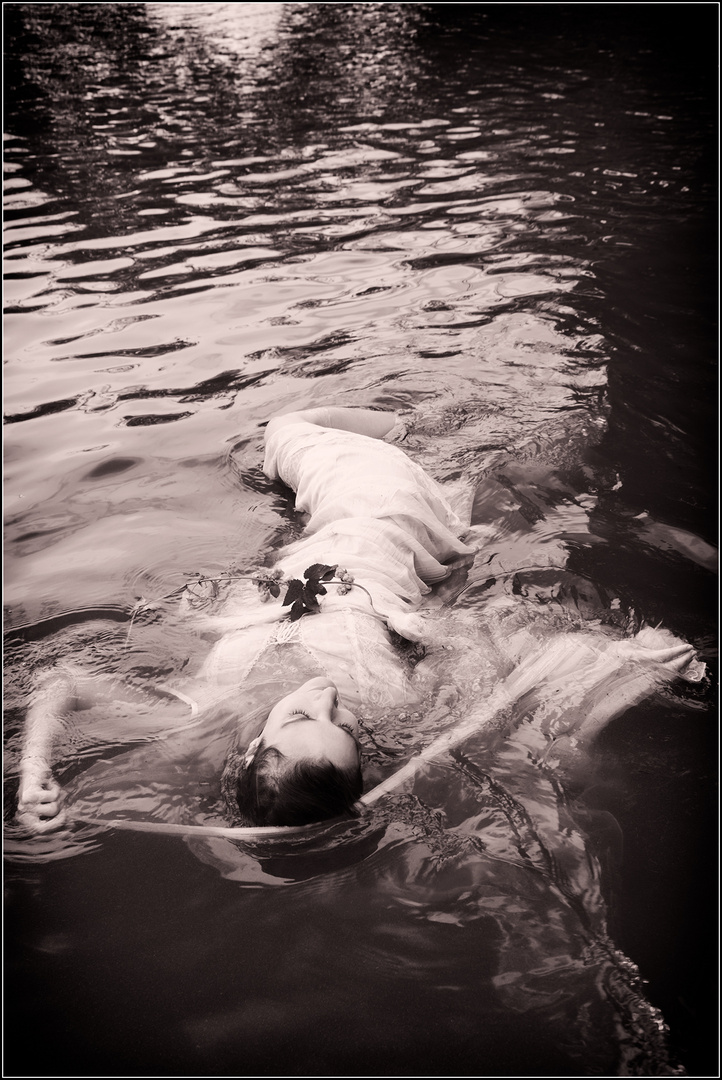 Wasserspiele am Fluss