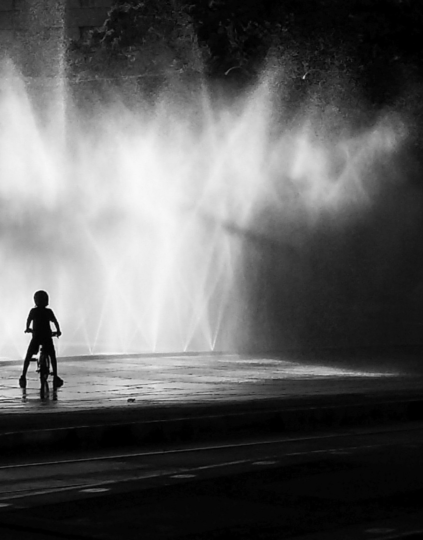 Wasserspiele am Praterstern. Kind