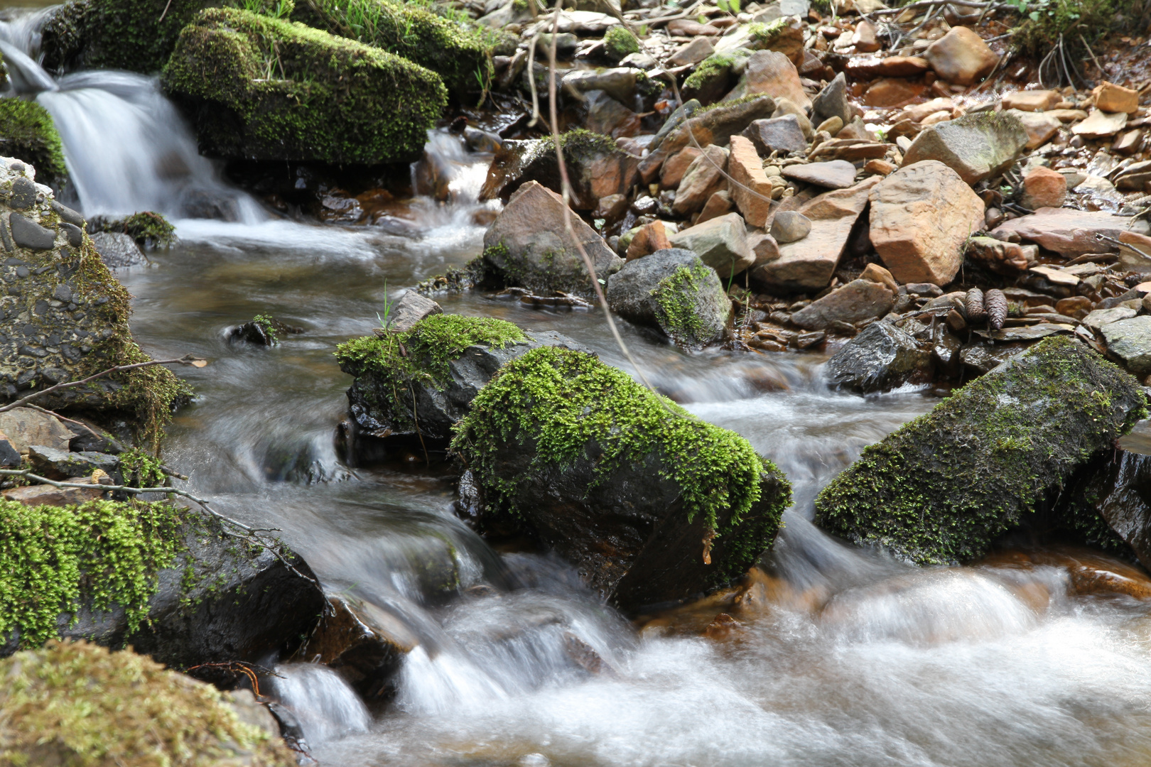 Wasserspiele an kleinem Bach 2