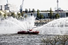 Wasserspiele auf der Elbe