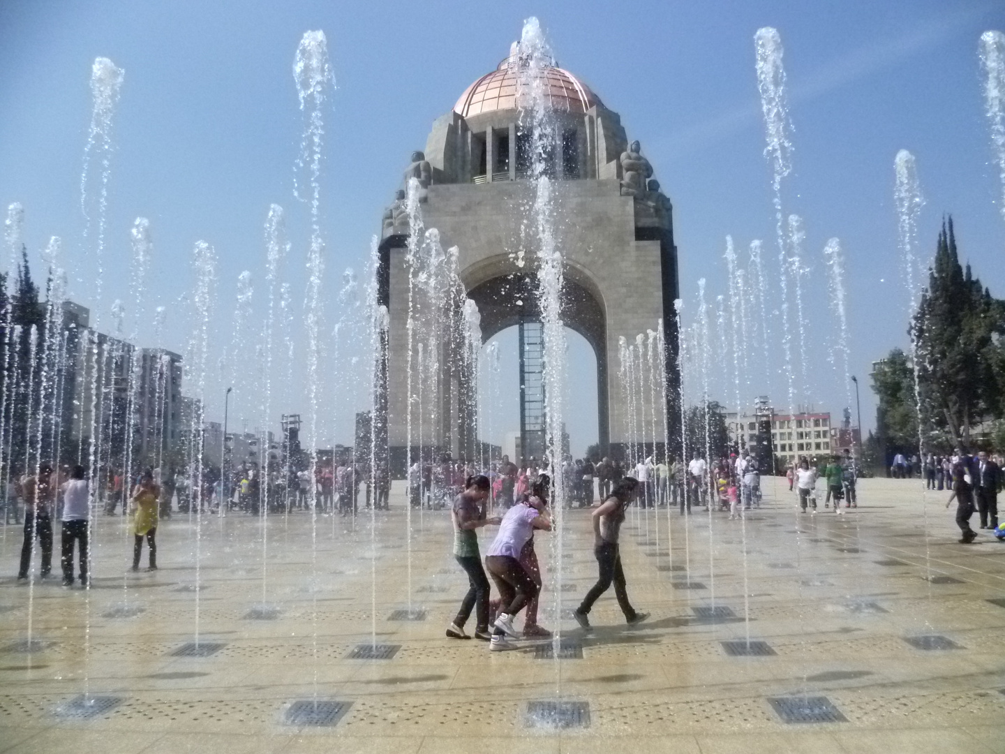 Wasserspiele beim Denkmahl der Revolution , Mexico - Stadt