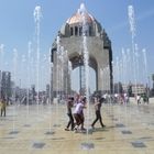 Wasserspiele beim Denkmahl der Revolution , Mexico - Stadt