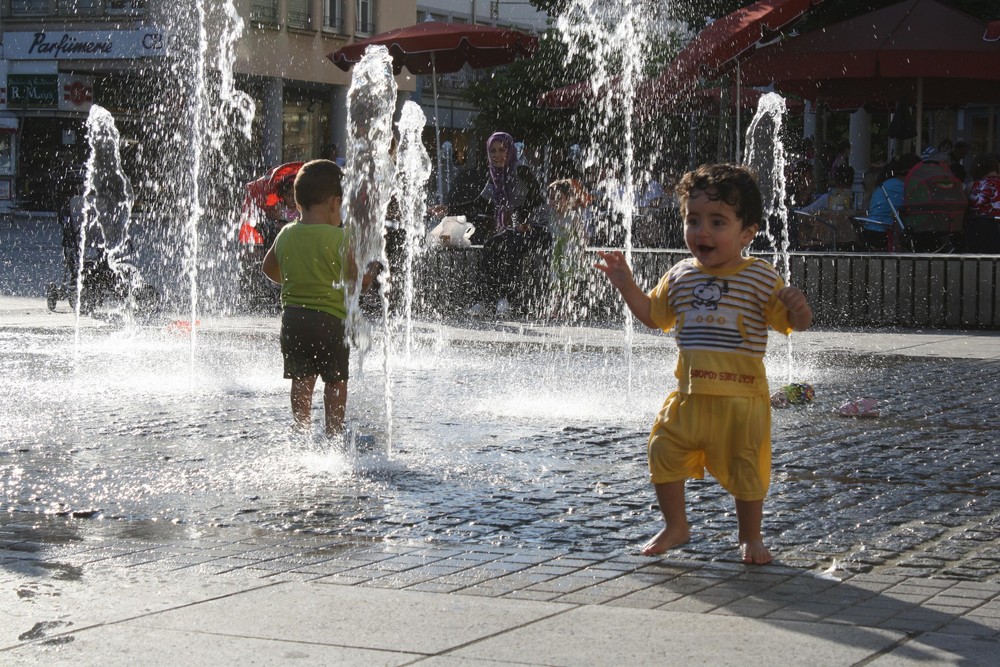 Wasserspiele bleiben nicht alleine, für die Kinder ein toller Spielplatz (in Saarlouis im Saarland)