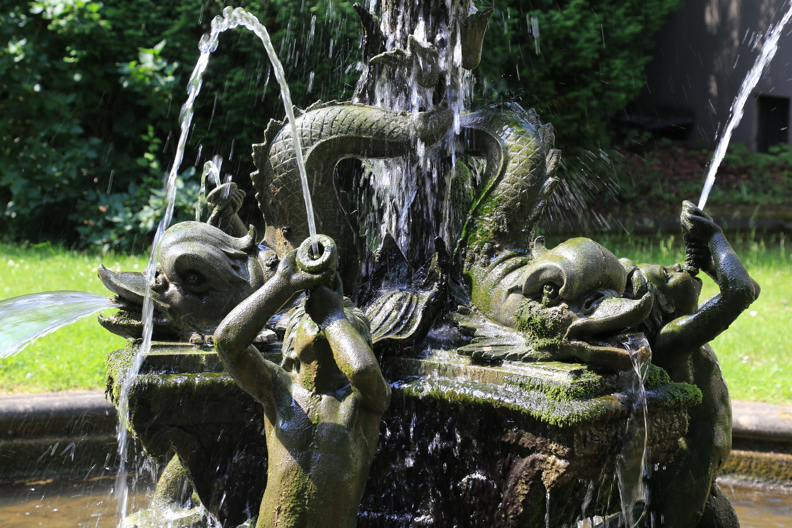 Wasserspiele im Park hinter der Musikhochschule