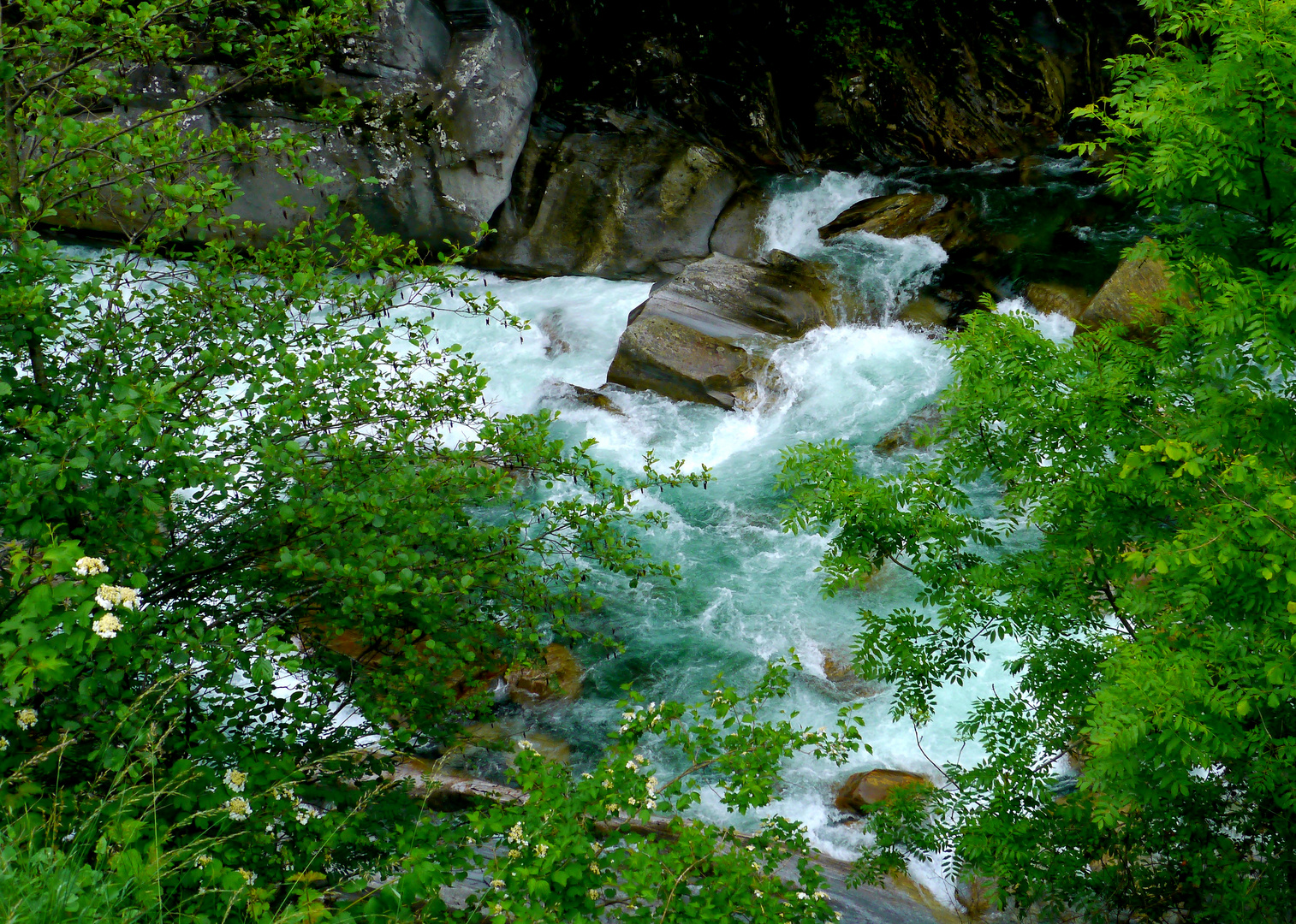 Wasserspiele im Verzasca - Tal