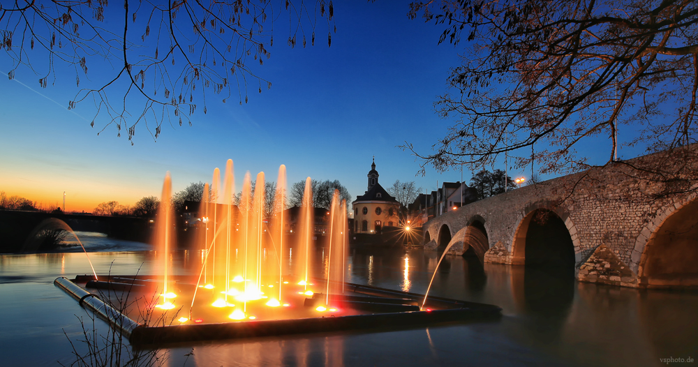 Wasserspiele in der blauen Stunde