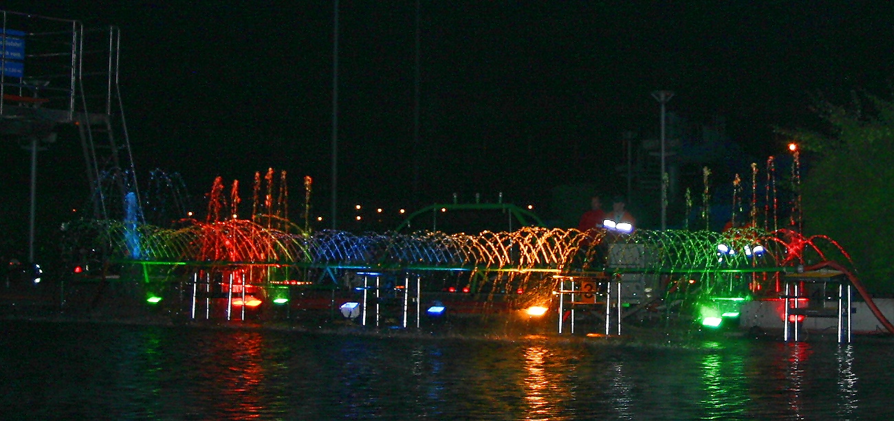 Wasserspiele in einem Freibad 