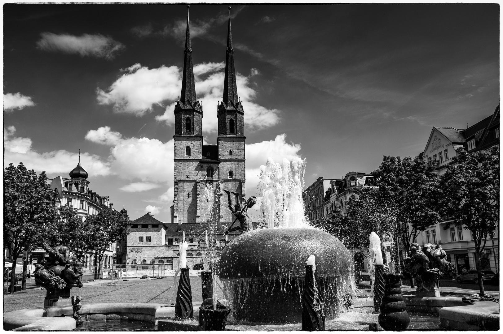 Wasserspiele mit Kirche