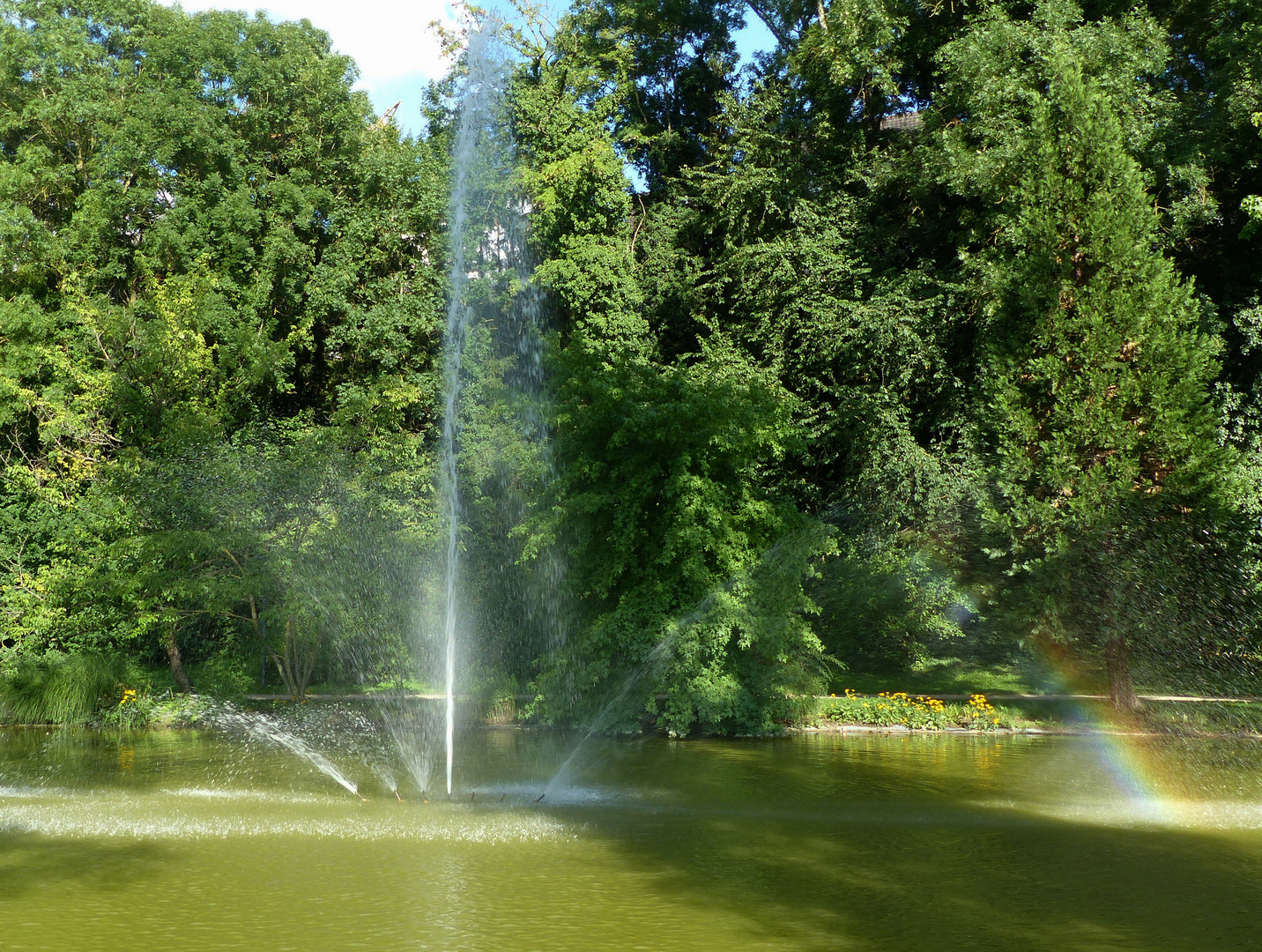 Wasserspiele mit Regenbogen